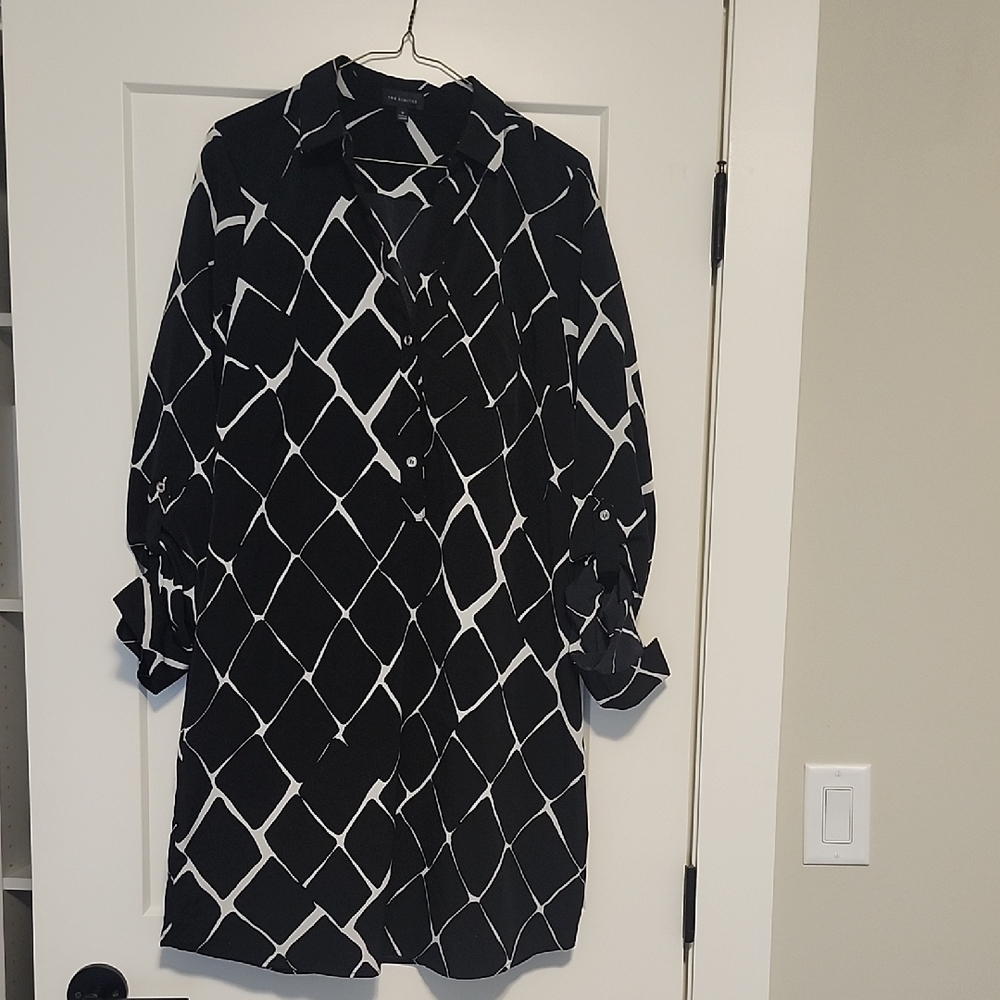 The Limited Black and White Geometric Tunic